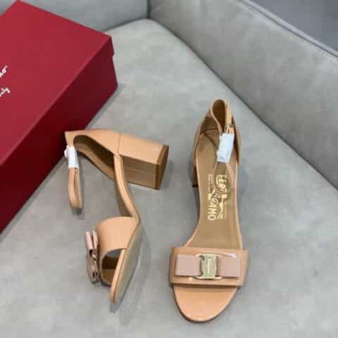 SF salvatore Ferragamo 菲拉格慕经典款一字带粗跟凉鞋