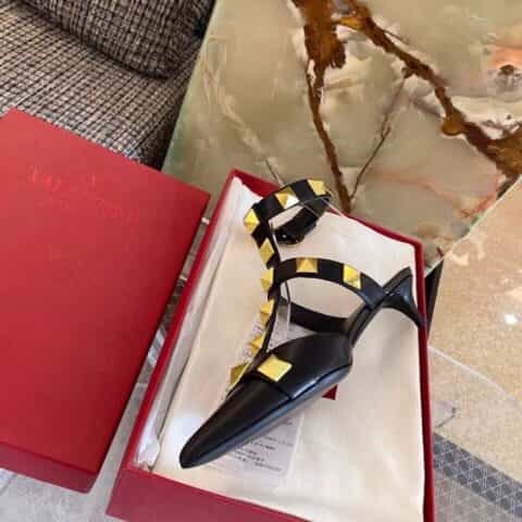 Valentino华伦天奴 ????春夏新款 铆钉系列凉鞋