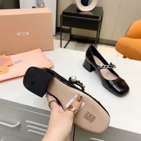miumiu早春新款单鞋,方头粗跟链条珍珠一字带拼接粗跟女单鞋