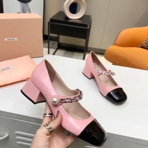 miumiu早春新款单鞋,方头粗跟链条珍珠一字带拼接粗跟女单鞋