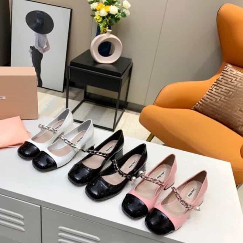 miumiu早春新款单鞋,方头粗跟链条珍珠一字带拼接粗跟女单鞋