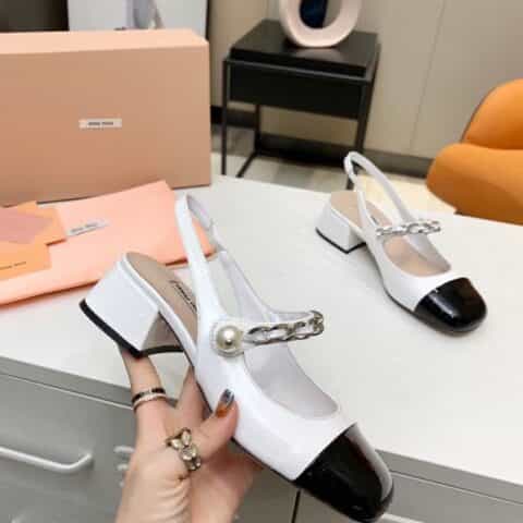 miumiu早春新款后空单鞋,方头粗跟链条珍珠一字带拼接漆皮拼接粗跟女单鞋