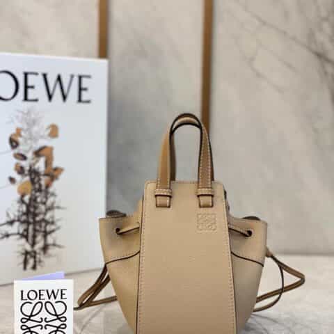 LOEWE罗意威 Mini Hammock bag 吊床包 0501沙色