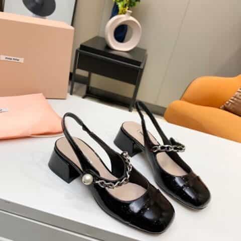 miumiu早春新款后空单鞋,方头粗跟链条珍珠一字带拼接漆皮拼接粗跟女单鞋