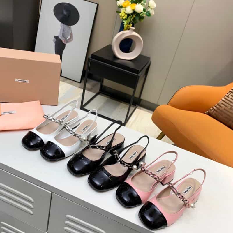 miumiu早春新款后空单鞋,方头粗跟链条珍珠一字带拼接漆皮拼接粗跟女单鞋