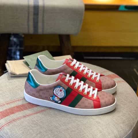 GUCCI古驰 采用柔软舒适吸汗小牛皮情侣款新款小白鞋