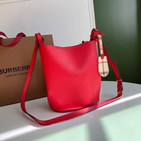 Burberry巴宝莉手掌纹皮革斜背水桶包