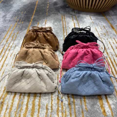 Bottega Veneta葆蝶家 The Mini Pouch编织款云朵包 585852黑色