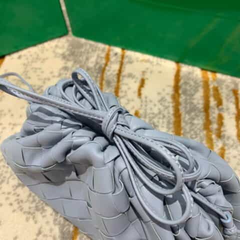 Bottega Veneta葆蝶家 The Mini Pouch编织款云朵包 585852冰蓝色