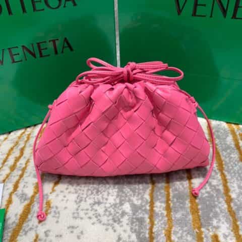 Bottega Veneta葆蝶家 The Mini Pouch编织款云朵包 585852粉红色