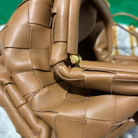 Bottega Veneta葆蝶家 The Mini Pouch编织款云朵包 585852焦糖色
