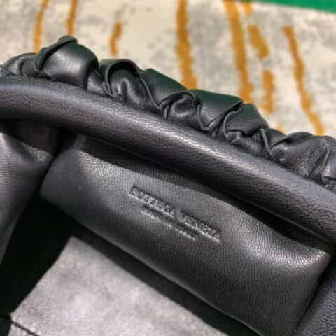 Bottega Veneta葆蝶家 The Mini Pouch编织款云朵包 585852黑色