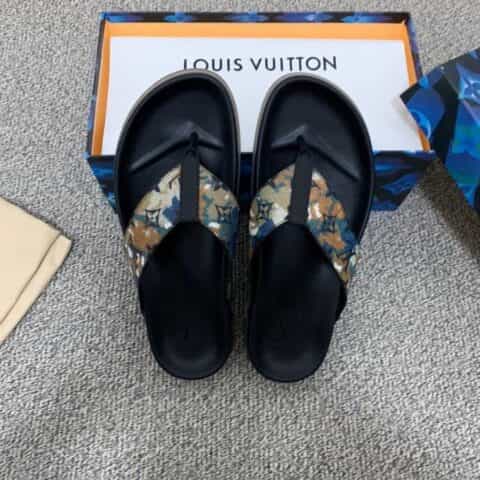 LV/路易威登 采用白兰相间的橡胶印花男士凉鞋