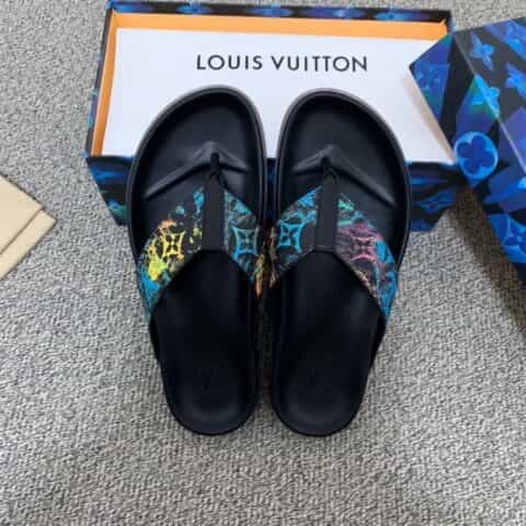LV/路易威登 采用白兰相间的橡胶印花男士凉鞋