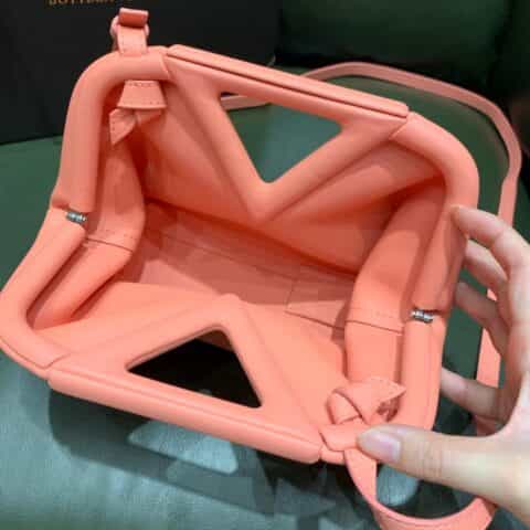 Bottega Veneta葆蝶家 Point Bag 三角包 658476蜜桃粉