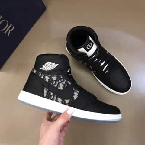 Nike & Dior 由小牛皮制成联名系带低帮休闲运动鞋