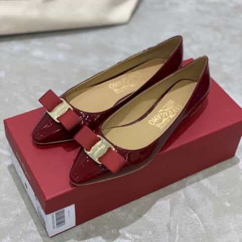SF salvatore Ferraga*o 菲拉*慕春夏新款布扣尖头细跟浅口漆皮单鞋