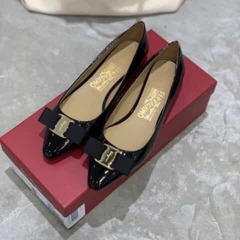 SF salvatore Ferraga*o 菲拉*慕春夏新款布扣尖头细跟浅口漆皮单鞋