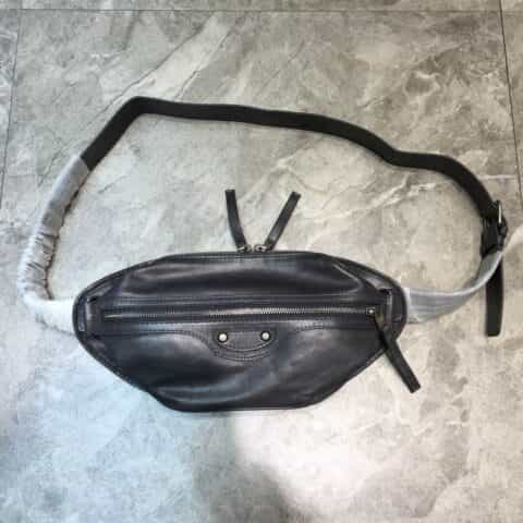 Balenciaga巴黎世家爆裂纹小牛皮材质机车型胸包腰包933