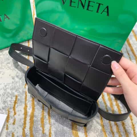 Bottega Veneta葆蝶家 The Belt Cassttte腰包 639367黑色