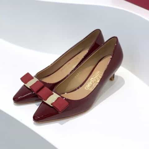 SF salvatore Ferraga*o 菲拉*慕 布扣尖头浅口漆皮单鞋