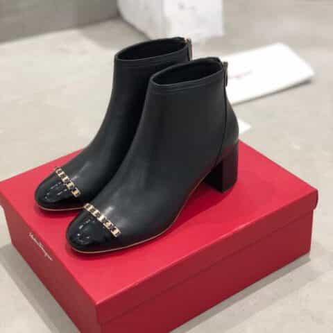 SF salvatore Ferraga*o 秋冬新品上新!菲拉*慕Gancini马蹄扣粗跟短靴