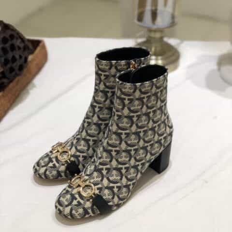 SF salvatore Ferraga*o 秋冬新品上新!菲拉*慕Gancini马蹄扣粗跟短靴