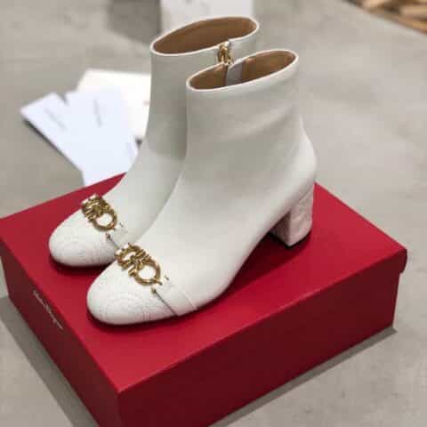 SF salvatore Ferraga*o 秋冬新品上新!菲拉*慕Gancini马蹄扣粗跟短靴