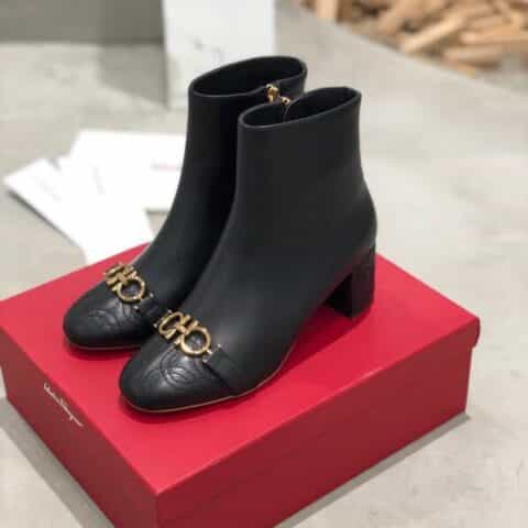 SF salvatore Ferraga*o 秋冬新品上新!菲拉*慕Gancini马蹄扣粗跟短靴