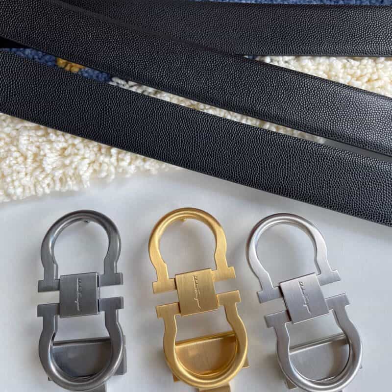 Ferragamo菲拉格慕 精致雾面金属扣搭配双面用头层牛皮鱼子酱纹理腰带