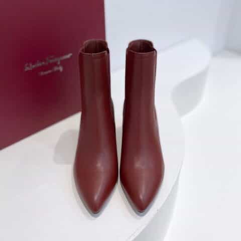 SF salvatore Ferraga*o菲拉格慕 走秀款尖头净面logo切尔西粗跟短靴