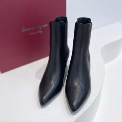 SF salvatore Ferraga*o菲拉格慕 走秀款尖头净面logo切尔西粗跟短靴
