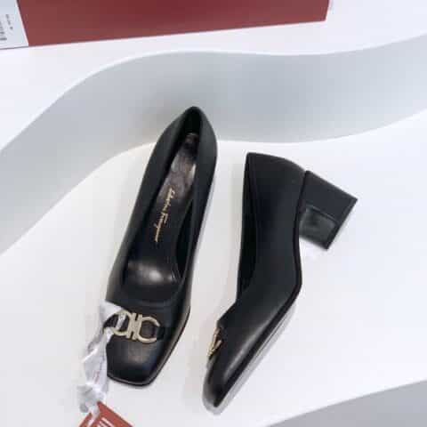 SF salvatore Ferraga*o   菲拉*慕经典Gancini扣方头粗跟高跟鞋