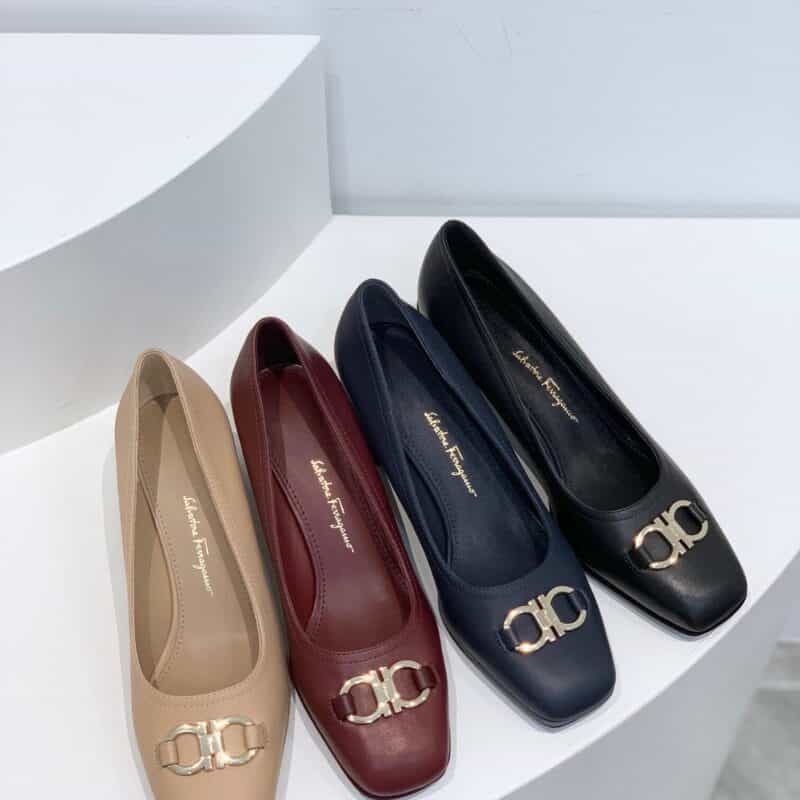 SF salvatore Ferraga*o   菲拉*慕经典Gancini扣方头粗跟高跟鞋