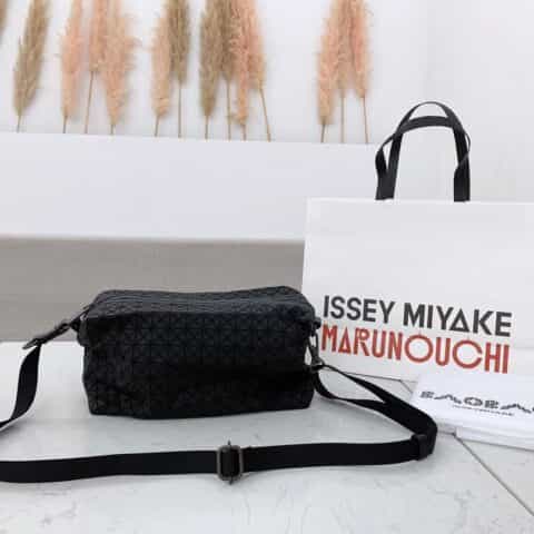 三宅一生IsseyMiyake专柜新款肩背马鞍包AG131