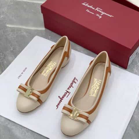 salvatore Ferraga*o 菲拉*慕VARA蝴蝶结圆头真皮拼接线条粗跟单鞋