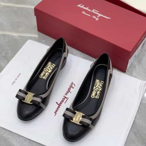 salvatore Ferraga*o 菲拉*慕VARA蝴蝶结圆头真皮拼接线条粗跟单鞋