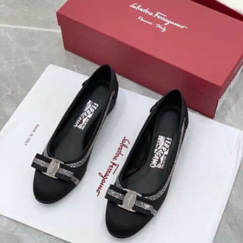salvatore Ferraga*o 菲拉*慕VARA蝴蝶结圆头真皮拼接线条粗跟单鞋
