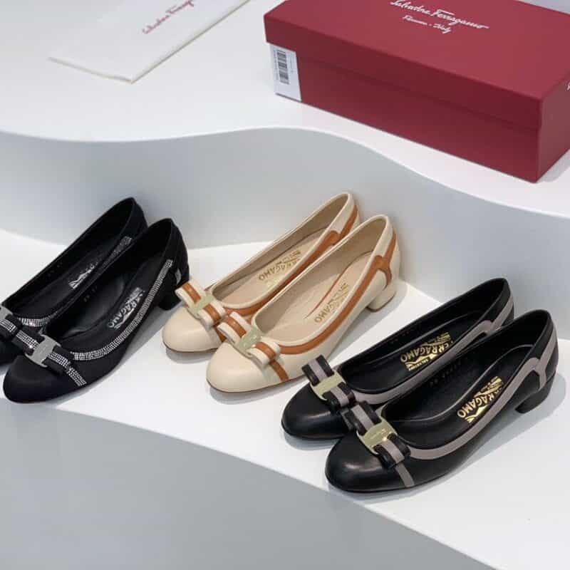 salvatore Ferraga*o 菲拉*慕VARA蝴蝶结圆头真皮拼接线条粗跟单鞋