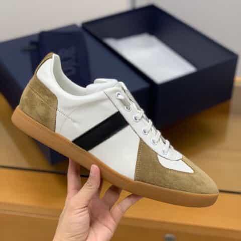 DIOR迪奥 以白色皮革和杏色绒面革D家经典款德训鞋
