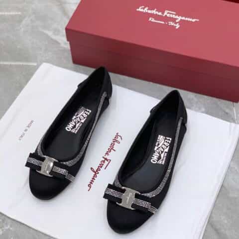 salvatore Ferraga*o 菲拉*慕VARA蝴蝶结圆头真皮拼接线条粗跟单鞋
