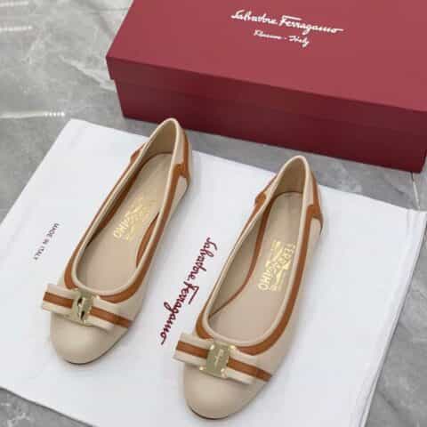 salvatore Ferraga*o 菲拉*慕VARA蝴蝶结圆头真皮拼接线条粗跟单鞋