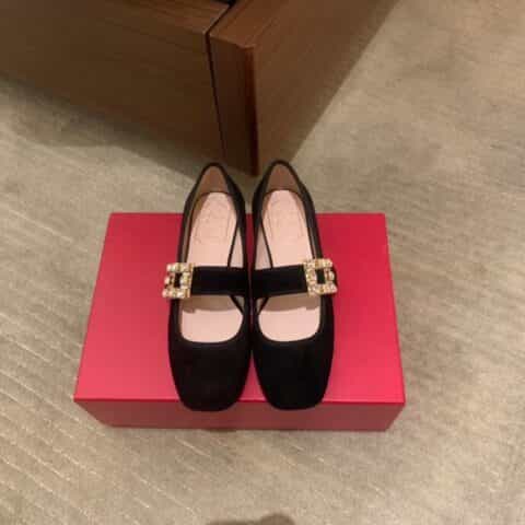 Roger Vivier 进口牛漆皮、韩国天鹅绒复古玛丽珍鞋
