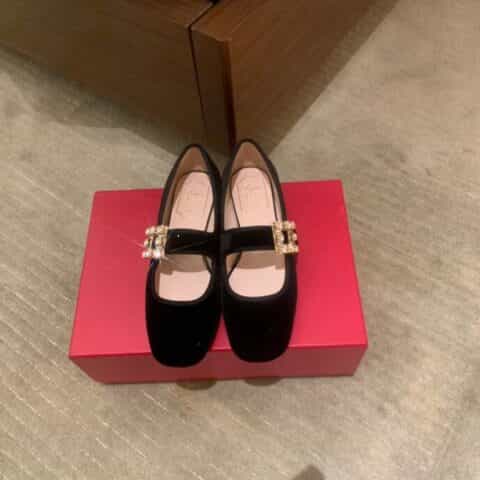 Roger Vivier 进口牛漆皮、韩国天鹅绒复古玛丽珍鞋