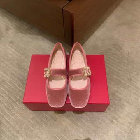 Roger Vivier 进口牛漆皮、韩国天鹅绒复古玛丽珍鞋