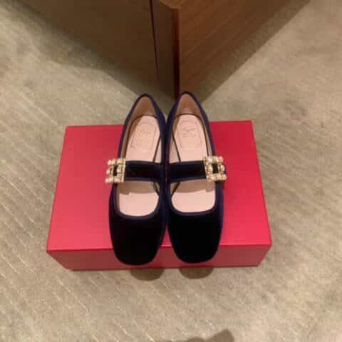 Roger Vivier 进口牛漆皮、韩国天鹅绒复古玛丽珍鞋