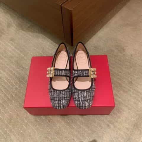 Roger Vivier 进口牛漆皮、韩国天鹅绒复古玛丽珍鞋