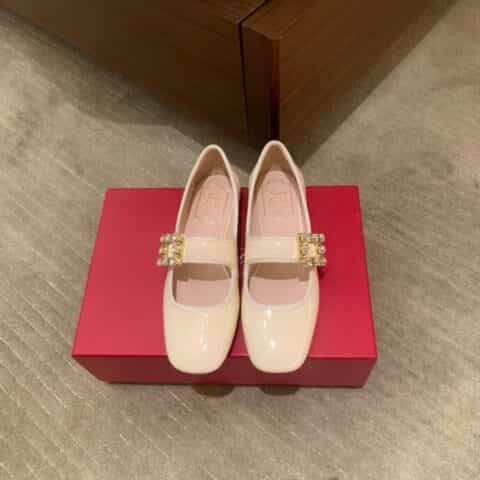 Roger Vivier 进口牛漆皮、韩国天鹅绒复古玛丽珍鞋