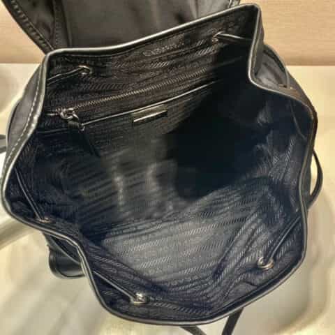 Prada 尼龙双肩包 1BZ677