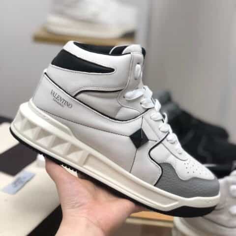 Valentin* Garavani 采用牛皮材质VLTN丝网印刷徽标情侣款高帮运动鞋